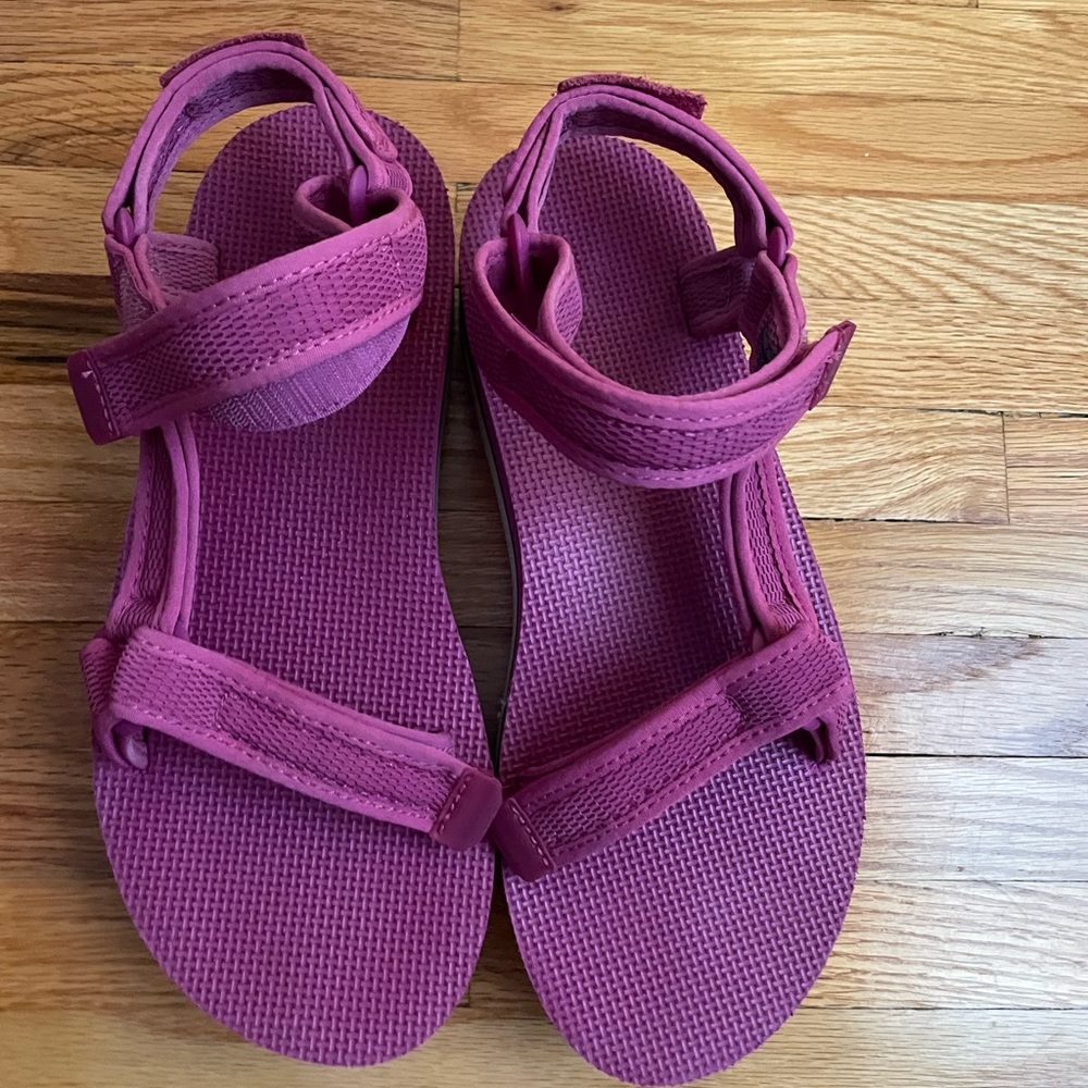 Teva Pink Strappy Sandals sz 9